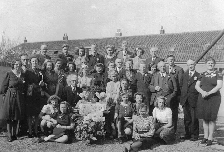 Wie_wat_waar_(27-04-1946).jpg - 25-jarig huwelijksfeest van Peter potman en Aukje Terpstra (27-04-1946)