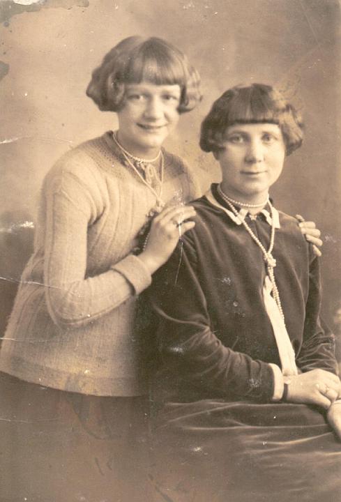 Wilhelmina_(l)_en_Maria_W_Kreffer.jpg